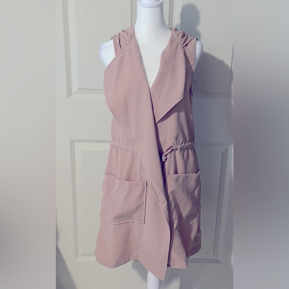 Long vest, light, contemporary and with hoodie